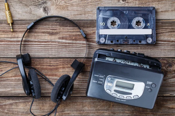 Hudební koncept. Pohled shora na magnetofonové pásky, audio přehrávač a sluchátka. — Stock fotografie