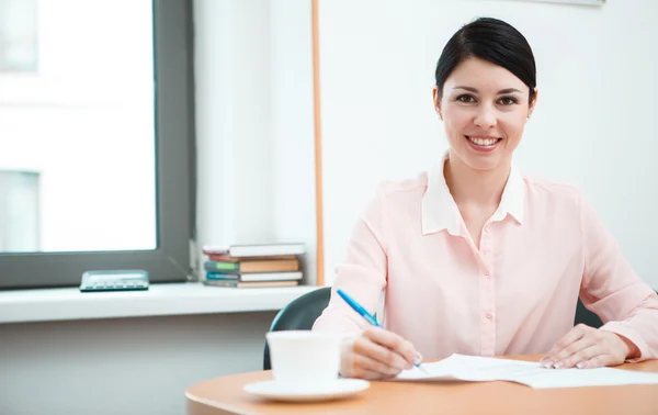 Trabajo wonam con papeles en la sala de oficina . — Foto de Stock