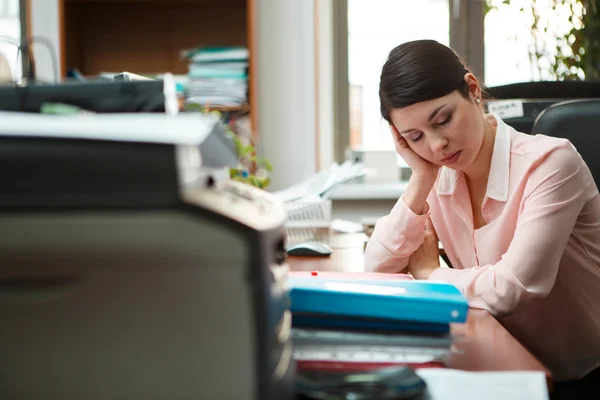 Femme d'affaires fatiguée dormant sur le bureau . — Photo