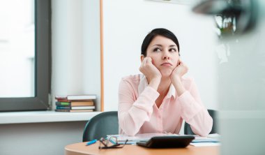 İş yerinde rüya gören genç bir ofis çalışanı.