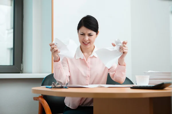 Kvinna på kontoret med skrynkligt papper. — Stockfoto