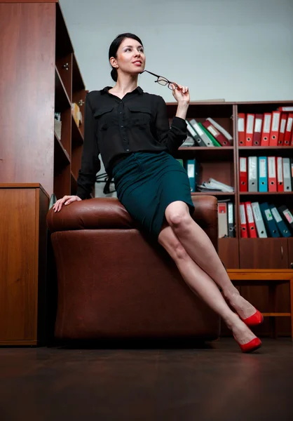 Vrouw met flirten pose in kantoor. — Stockfoto