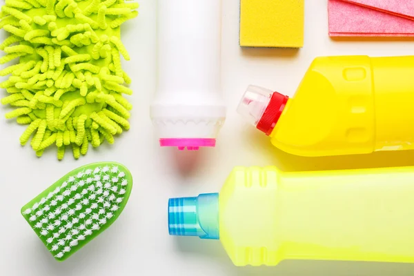 Ev temizlik ürünleri beyaz masada — Stok fotoğraf