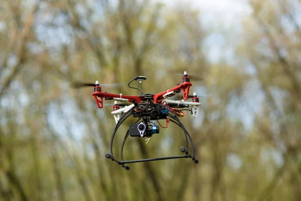 Quadrocopter enquanto voa na floresta. — Fotografia de Stock