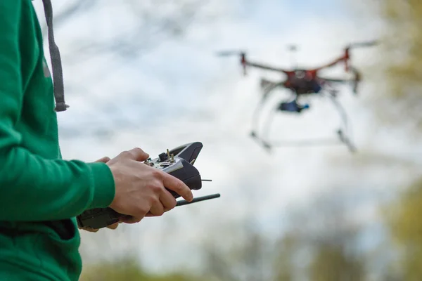 Mann steuert Drohne. — Stockfoto