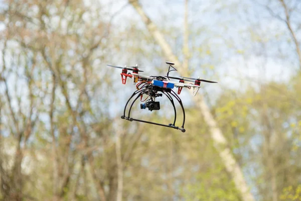 Drone Latający w lesie — Zdjęcie stockowe