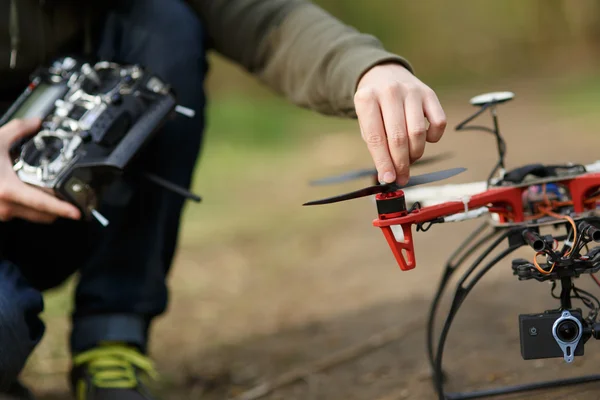 Primo piano del drone dell'elica di fissaggio manuale dell'uomo — Foto Stock