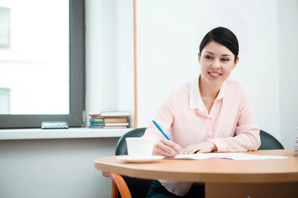 Trabajo wonam con papeles en la sala de oficina . — Foto de Stock