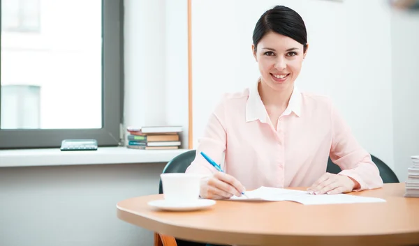 Trabajo wonam con papeles en la sala de oficina . — Foto de Stock