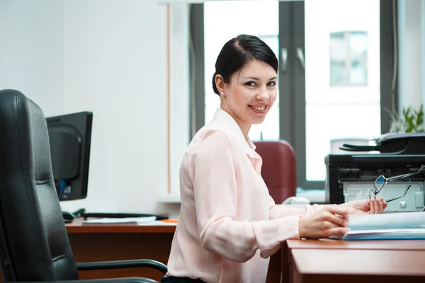 Modern business woman in the office — Stock Photo, Image