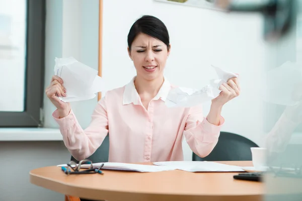 Mujer en oficina con papel arrugado. — Foto de Stock