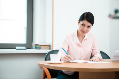 wonam oda ofis gazetelerde çalışmak.