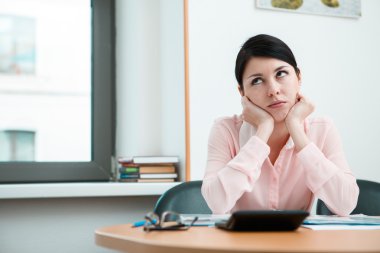 Güzel kadın çalışma evinde rüya