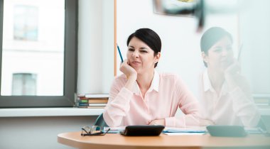 İş yerinde rüya gören genç bir ofis çalışanı.