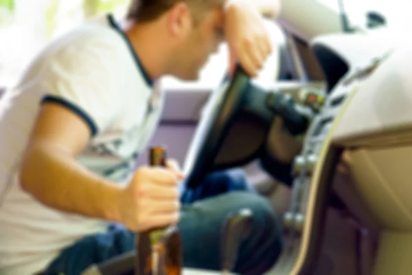 Hombre borracho durmiendo en el coche — Foto de Stock