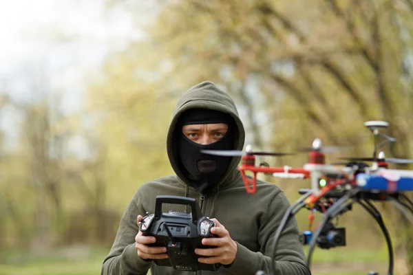 Mann fliegt mit Drohne — Stockfoto