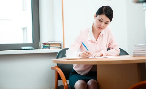 Mujer Escribiendo en papel . — Foto de Stock