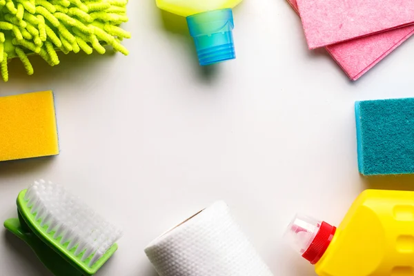 Productos de limpieza de la casa en mesa blanca — Foto de Stock