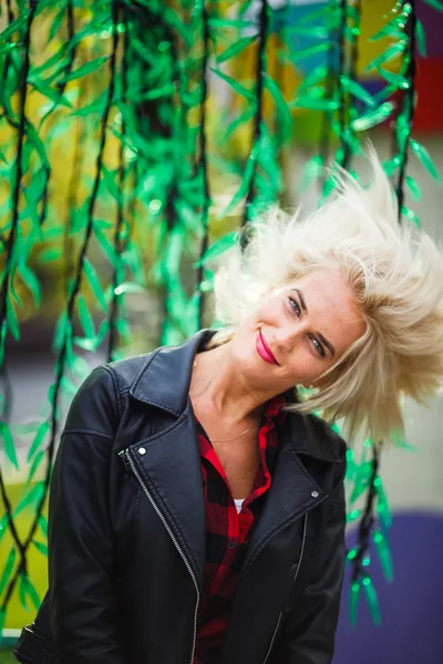 Mooie jonge vrouw buiten — Stockfoto