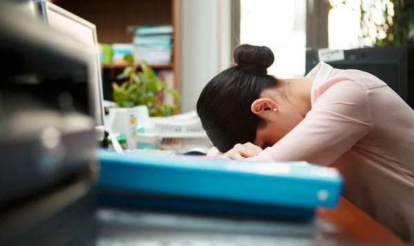 Trött affärskvinna sova på skrivbordet. — Stockfoto