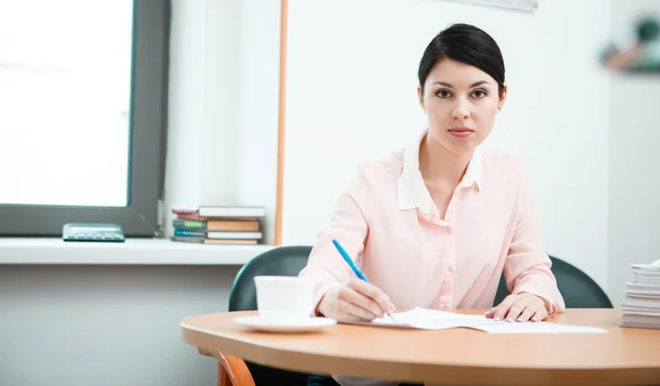 Trabalho wonam com papéis na sala de escritório . — Fotografia de Stock