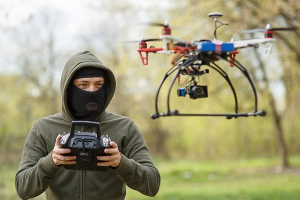 Homem voando com o drone — Fotografia de Stock