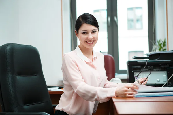 Nowoczesny biznes kobieta w biurze — Zdjęcie stockowe