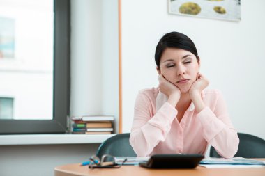 Güzel kadın çalışma evinde rüya