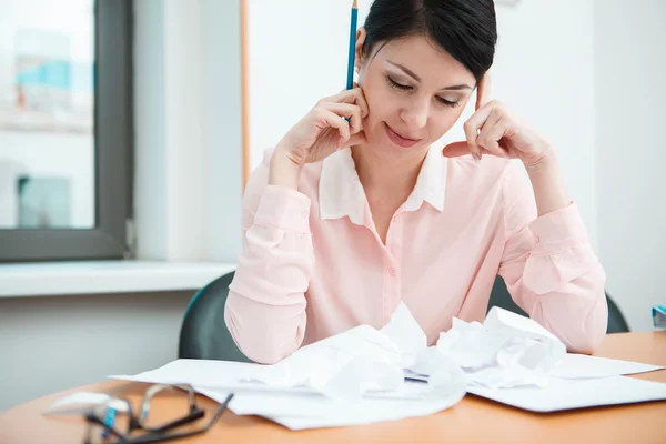 Zakenvrouw zit aan bureau in het kantoor in gedachten. — Stockfoto