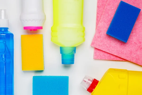 Ev temizlik ürünleri beyaz masada — Stok fotoğraf