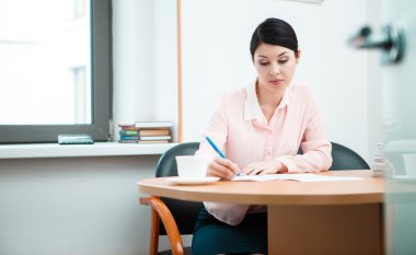 Kadın yazılı kağıt olarak.