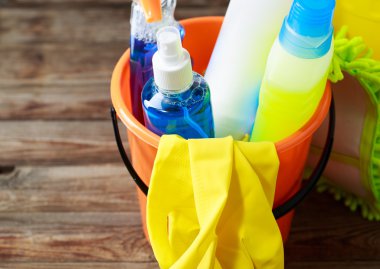 Temizlik malzemeleri ahşap arka plan üzerinde ile plastik kova
