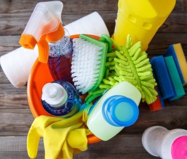 Temizlik malzemeleri ahşap arka plan üzerinde ile plastik kova