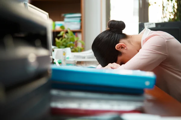 Müde Geschäftsfrau schläft auf dem Schreibtisch. — Stockfoto