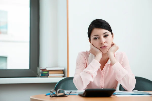 Belle femme rêvant sur le lieu de travail — Photo