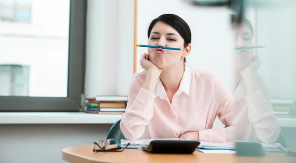 Giovane impiegato sognando nel suo posto di lavoro — Foto Stock