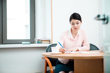 wonam oda ofis gazetelerde çalışmak.