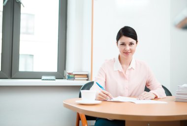 wonam oda ofis gazetelerde çalışmak.