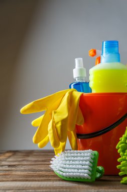 Açık renkli öğeleri temizleme ile kova