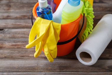 Temizlik malzemeleri ahşap arka plan üzerinde ile plastik kova