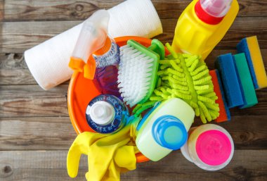 Temizlik malzemeleri ahşap arka plan üzerinde ile plastik kova