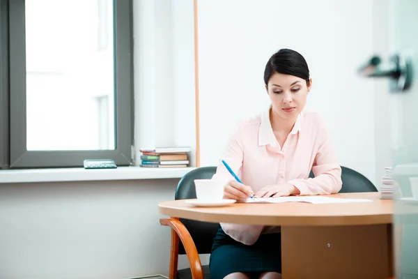 Trabalho wonam com papéis na sala de escritório . — Fotografia de Stock