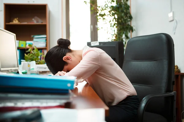 Müde Geschäftsfrau schläft auf dem Schreibtisch. — Stockfoto