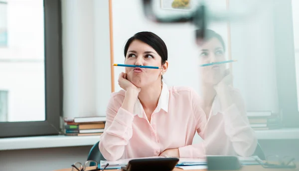 Giovane impiegato sognando nel suo posto di lavoro — Foto Stock