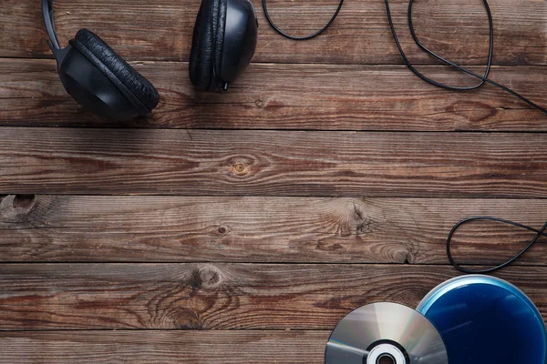 Bovenaanzicht van cd-speler muziekapparatuur op houten bureau — Stockfoto