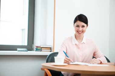 wonam oda ofis gazetelerde çalışmak.