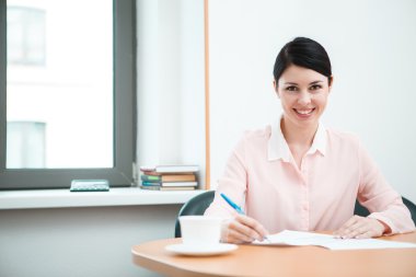 wonam oda ofis gazetelerde çalışmak.