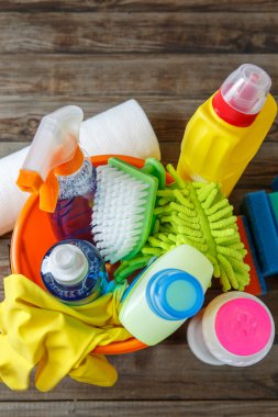Temizlik malzemeleri ahşap arka plan üzerinde ile plastik kova
