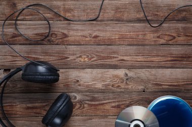 müzik cd çalar donanımları ahşap masa üzerinde Üstten Görünüm