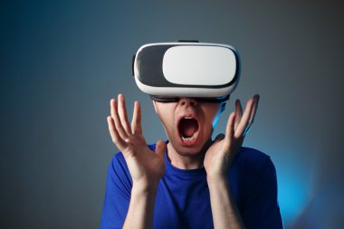 VR gözlüklü adam.